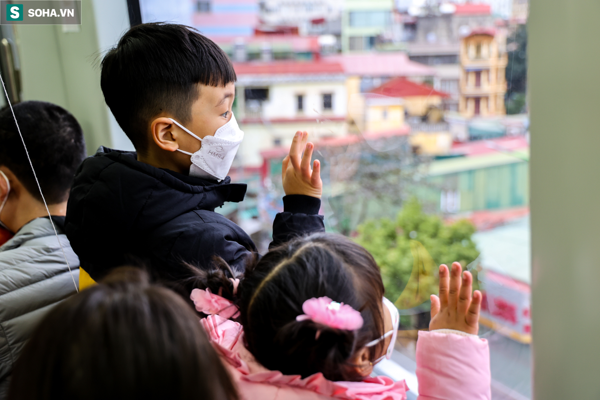 [Ảnh] Du khách đi tàu điện Cát Linh - Hà Đông chật kín trong ngày mùng 2 Tết - Ảnh 11.