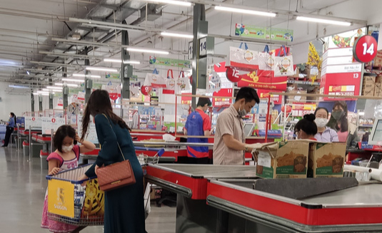  Mùng 2 Tết: Chợ, siêu thị bán lại, người dân chậm rãi mua sắm  - Ảnh 8.