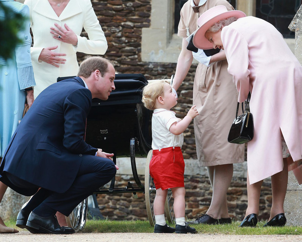 Cuộc đời lẫy lừng của Nữ hoàng Elizabeth II qua ảnh: Nữ tướng quyền lực cai trị ngai vàng lâu nhất trong lịch sử các vương triều nước Anh - Ảnh 27.