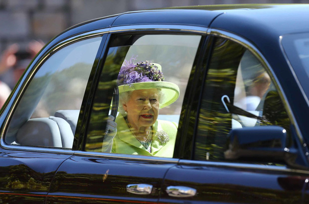Cuộc đời lẫy lừng của Nữ hoàng Elizabeth II qua ảnh: Nữ tướng quyền lực cai trị ngai vàng lâu nhất trong lịch sử các vương triều nước Anh - Ảnh 29.