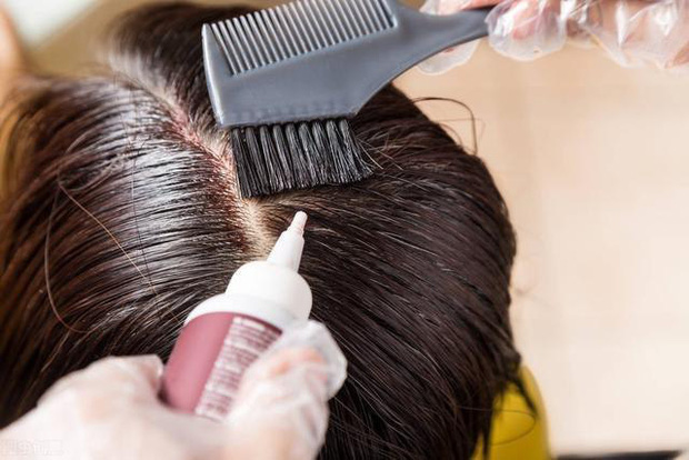 Nhuộm tóc liên tục - Bạn muốn nhuộm tóc thường xuyên, nhưng lo lắng về tác hại của nó? Hãy yên tâm, vì nhuộm tóc liên tục không hề gây hại cho bạn. Hãy xem hình ảnh liên quan để tìm hiểu thêm về những lợi ích của việc nhuộm tóc định kỳ.
