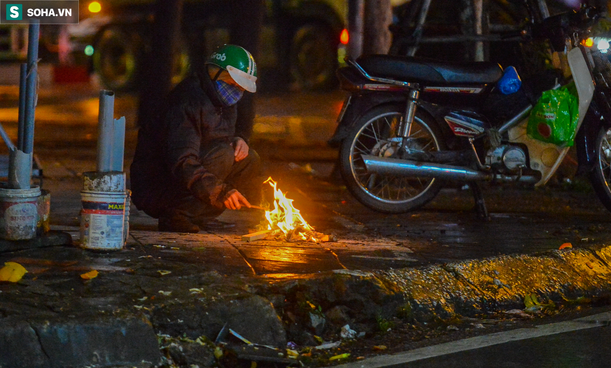  Người lao động co ro mưu sinh trong đêm giữa cái lạnh “thấu xương” của Thủ đô Hà Nội - Ảnh 5.