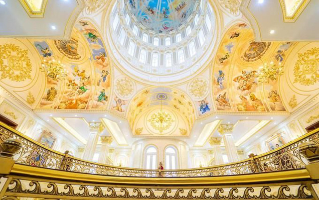 Bạch dinh của đại gia Thanh Hóa: Đầu tư hơn 100 tỷ đồng, toàn bộ nội thất được mạ vàng, nóc nhà có tượng Nữ thần tự do - Ảnh 1.