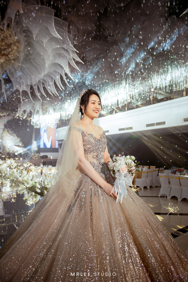  Đám cưới khủng gây xôn xao tại Ninh Bình: Không gian trang hoàng như lâu đài, hàng chục nghìn bông hoa nhập khẩu từ Anh, váy cưới 500 triệu, thân thế cô dâu càng gây bất ngờ - Ảnh 17.