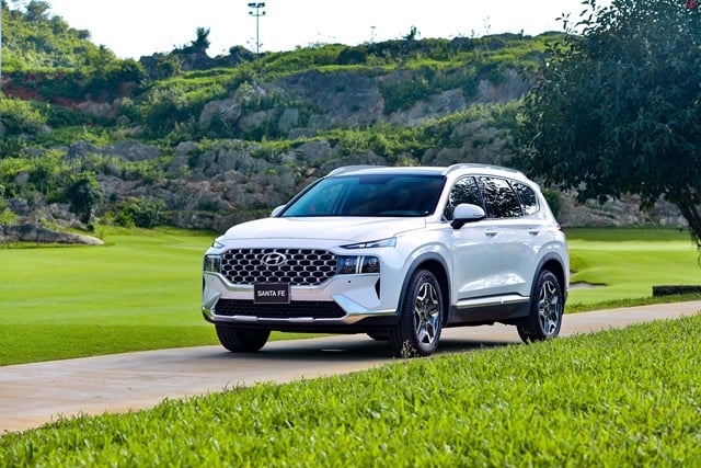 Hyundai SantaFe khan hàng, chênh 80 triệu đồng tại đại lý - Ảnh 1.