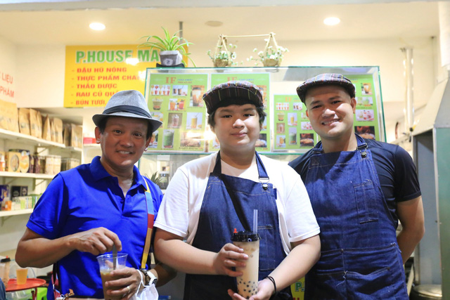 Cậu bé 13 tuổi ở Sài Gòn khởi nghiệp quán trà sữa với 2 triệu đồng vốn, vay mượn 30 triệu, vừa làm trông xe, pha chế, phục vụ, dọn vệ sinh - Ảnh 3.