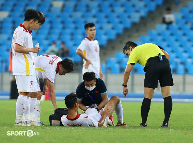 Tinh thần quả cảm của U23 Việt Nam: Đoàn Anh Việt chấn thương vẫn năn nỉ vào sân đá tiếp - Ảnh 1.