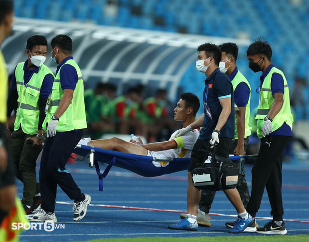 Tinh thần quả cảm của U23 Việt Nam: Đoàn Anh Việt chấn thương vẫn năn nỉ vào sân đá tiếp - Ảnh 2.