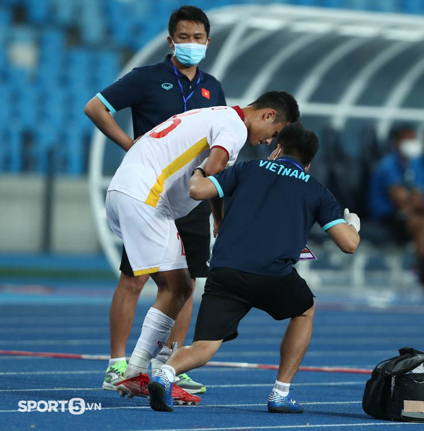 Tinh thần quả cảm của U23 Việt Nam: Đoàn Anh Việt chấn thương vẫn năn nỉ vào sân đá tiếp - Ảnh 4.