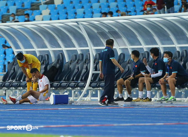 Tinh thần quả cảm của U23 Việt Nam: Đoàn Anh Việt chấn thương vẫn năn nỉ vào sân đá tiếp - Ảnh 5.