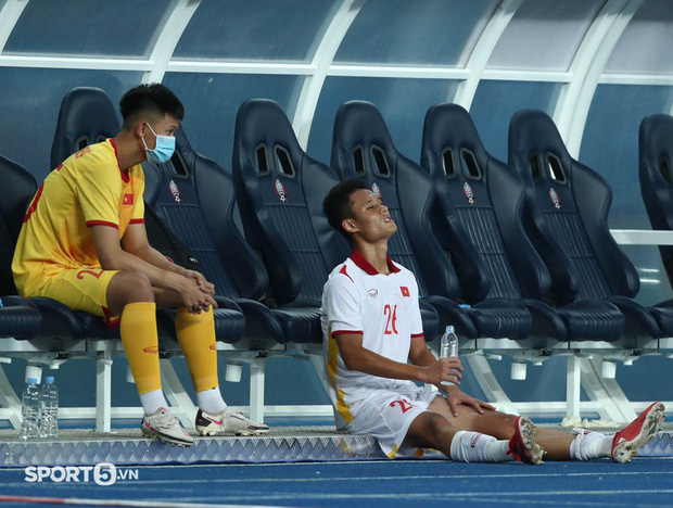 Tinh thần quả cảm của U23 Việt Nam: Đoàn Anh Việt chấn thương vẫn năn nỉ vào sân đá tiếp - Ảnh 8.