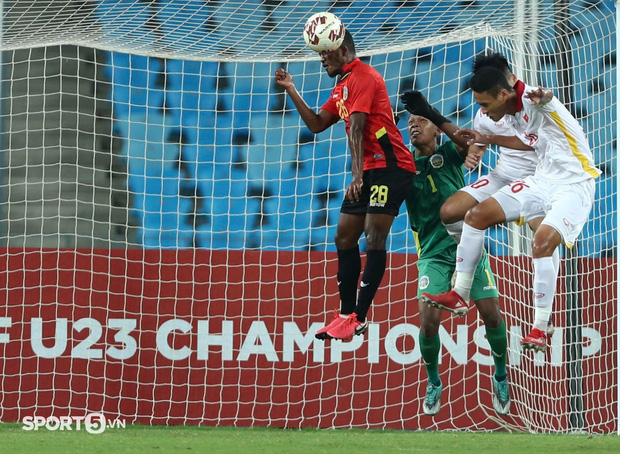 Tinh thần quả cảm của U23 Việt Nam: Đoàn Anh Việt chấn thương vẫn năn nỉ vào sân đá tiếp - Ảnh 9.