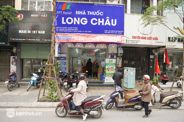  Hà Nội: Xếp hàng mua thuốc điều trị Covid-19 Molnupiravir, nhiều người không đủ giấy tờ phải quay về tay không - Ảnh 1.