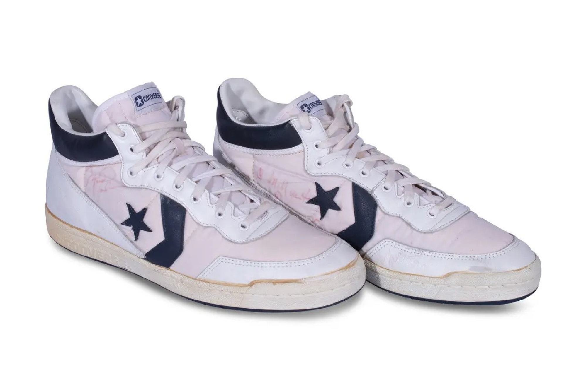 10 đôi giày thể thao đắt nhất lịch sử: Phần lớn đều liên quan đến một nhân vật nổi tiếng - Ảnh 2.