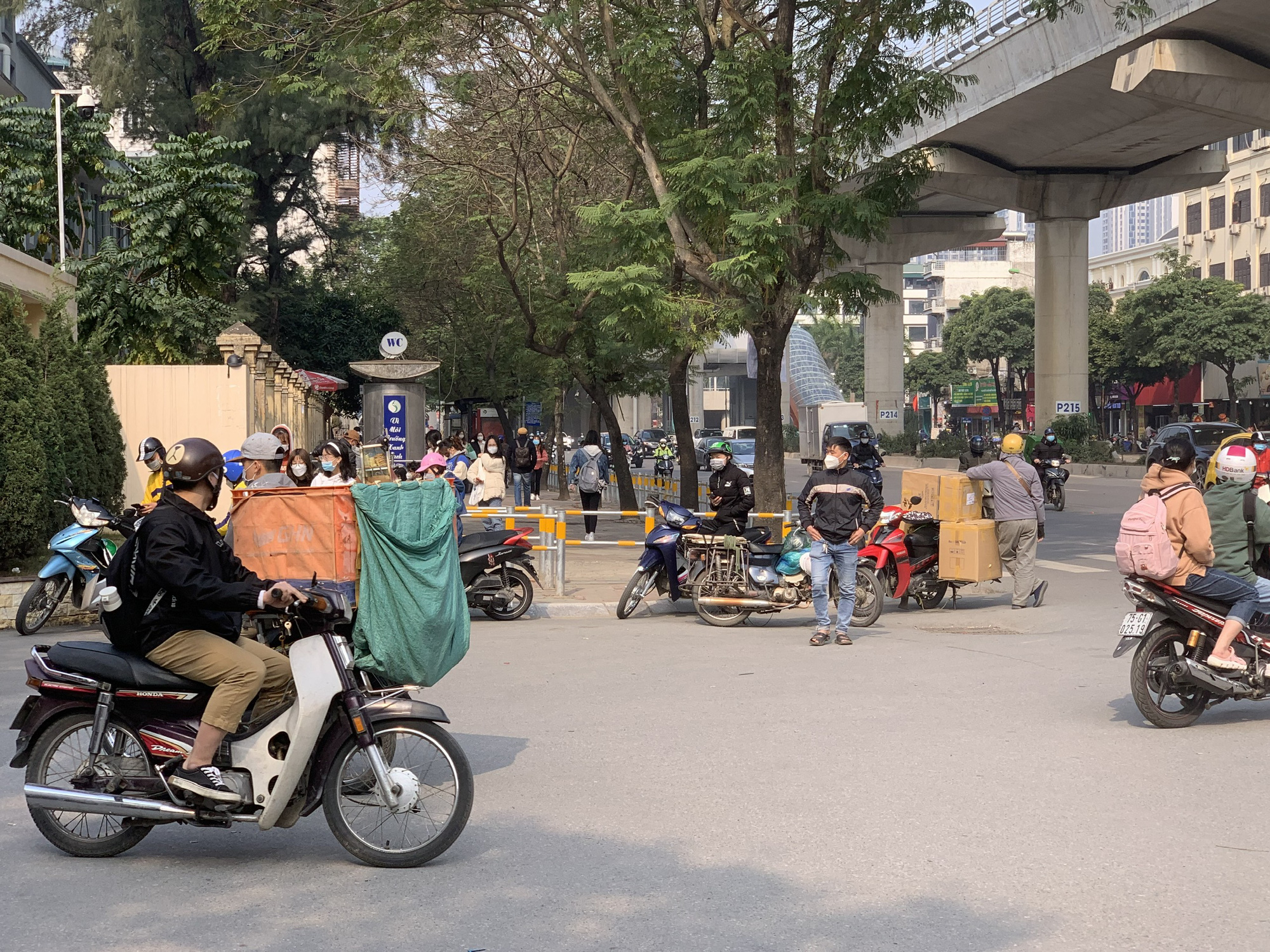 Hà Nội cắt bỏ những đoạn rào chắn vỉa hè làm khó người đi bộ  - Ảnh 1.