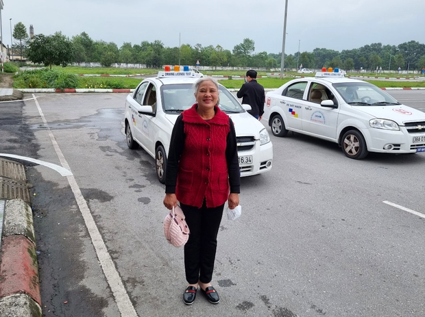 Cụ bà 72 tuổi đỗ bằng lái ô tô ngay lần đầu thi ở Hà Tĩnh: Ban đầu sợ, giờ chạy vô tư rồi - Ảnh 2.