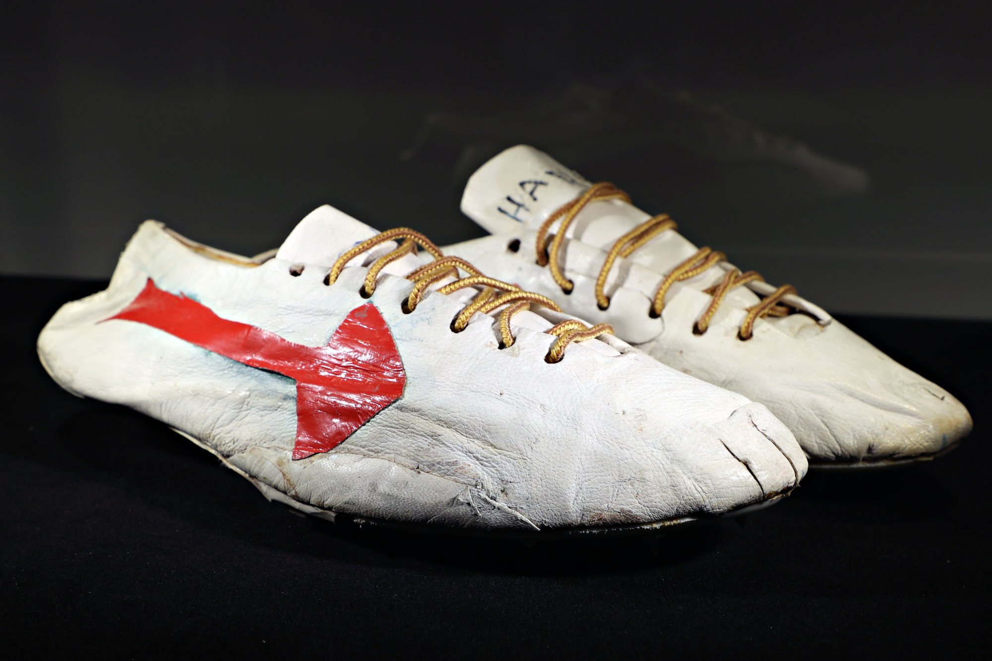10 đôi giày thể thao đắt nhất lịch sử: Phần lớn đều liên quan đến một nhân vật nổi tiếng - Ảnh 3.