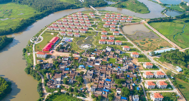 Góc vinh quy bái tổ: Dân làng quyên tiền giúp chàng trai nghèo vào đại học, khi cậu thành tỷ phú bèn xây 250 biệt thự nguy nga tri ân cả làng - Ảnh 4.