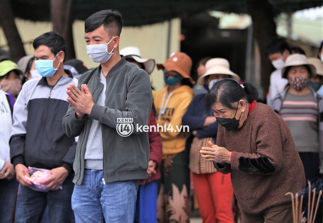  Thắt lòng người thân lập bàn thờ tạm tại biển Cửa Đại: Gia đình đi 12 người, nhưng đã chết 8 người… Đột ngột như thế ai chịu nổi, trời ơi”  - Ảnh 11.