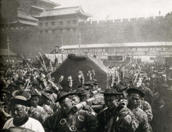 Hình ảnh hiếm trong tang lễ Từ Hi Thái hậu: 128 người khiêng quan tài, cả kinh thành đưa tang, xa hoa đến quá sức tưởng tượng - Ảnh 9.