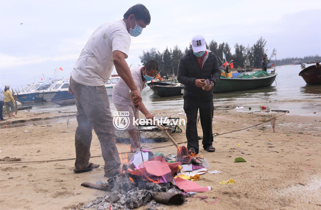  Thắt lòng người thân lập bàn thờ tạm tại biển Cửa Đại: Gia đình đi 12 người, nhưng đã chết 8 người… Đột ngột như thế ai chịu nổi, trời ơi”  - Ảnh 10.