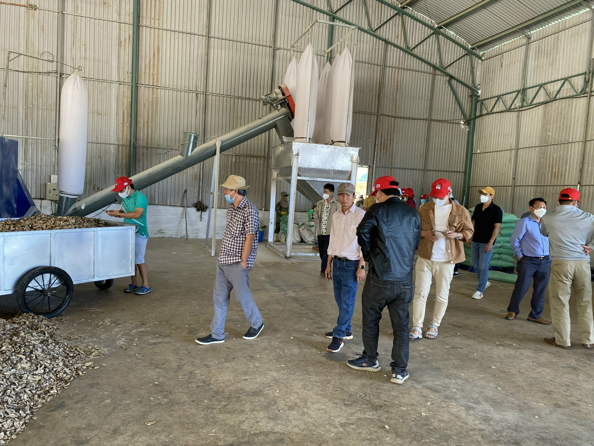 26 cổ đông và nhà đầu tư HAGL vừa tham quan thực tế dự án chuối và heo của bầu Đức tại Gia Lai - Ảnh 1. 26 cổ đông và nhà đầu tư HAGL vừa tham quan thực tế dự án chuối và heo của bầu Đức tại Gia Lai - Ảnh 1.