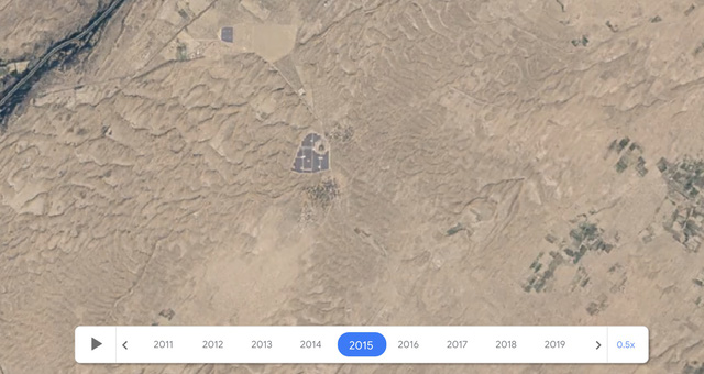 Từ độ cao 705km, vệ tinh chụp hình ảnh hàng triệu tấm pin năng lượng mặt trời phủ một góc sa mạc  - Ảnh 1.
