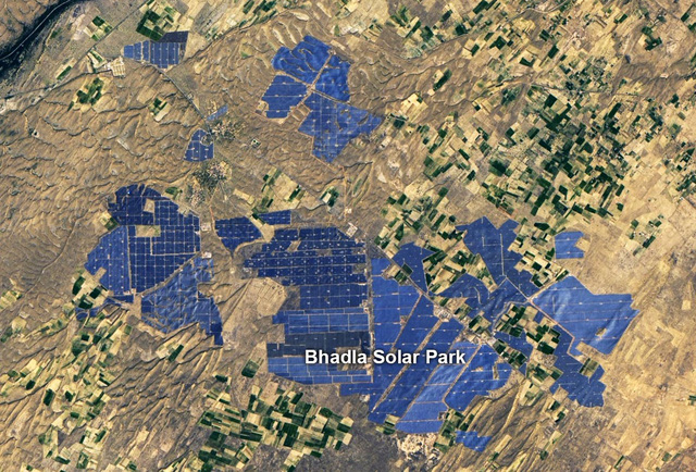 Từ độ cao 705km, vệ tinh chụp hình ảnh hàng triệu tấm pin năng lượng mặt trời phủ một góc sa mạc  - Ảnh 3.
