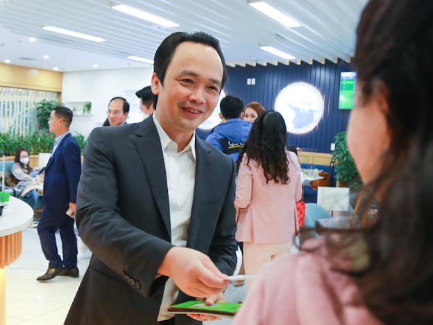 Chủ tịch Trịnh Văn Quyết mừng tuổi đầu năm nhân viên tại sân bay Nội Bài, hành khách bay chuyến đầu năm cũng có lộc - Ảnh 4.