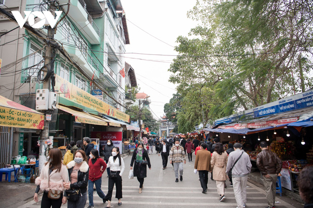  Chen chân vái vọng trước cửa Phủ Tây Hồ sáng mùng 3 Tết Nhâm Dần - Ảnh 1.