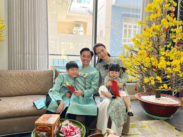 Mùng 3 Tết, ái nữ của doanh nhân Nguyễn Quốc Cường lái siêu xe 7 tỷ đưa gia đình đi dạo phố: Khoảnh khắc hạnh phúc của gia đình khiến ai cũng ngưỡng mộ - Ảnh 3.