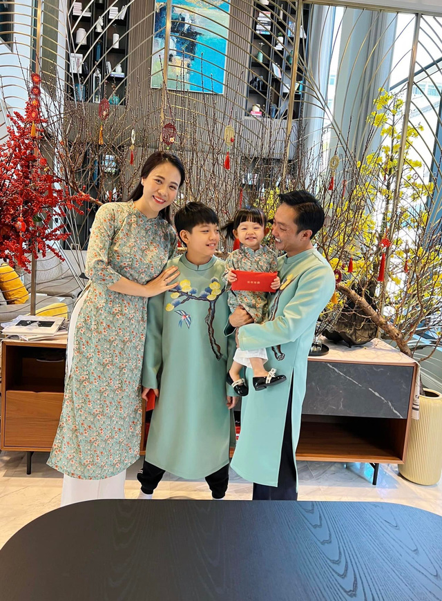 Mùng 3 Tết, ái nữ của doanh nhân Nguyễn Quốc Cường lái siêu xe 7 tỷ đưa gia đình đi dạo phố: Khoảnh khắc hạnh phúc của gia đình khiến ai cũng ngưỡng mộ - Ảnh 4.