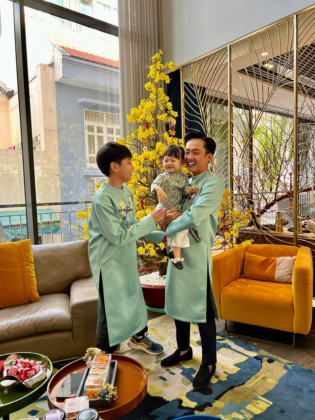 Mùng 3 Tết, ái nữ của doanh nhân Nguyễn Quốc Cường lái siêu xe 7 tỷ đưa gia đình đi dạo phố: Khoảnh khắc hạnh phúc của gia đình khiến ai cũng ngưỡng mộ - Ảnh 6.