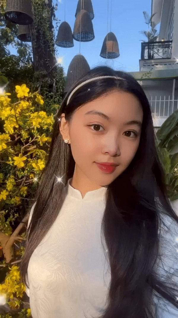 Ái nữ nhà MC Quyền Linh giật spotlight mùng 4 Tết, combo áo dài trắng + tóc đen đơn giản mà vẫn đẹp quá trời! - Ảnh 1.