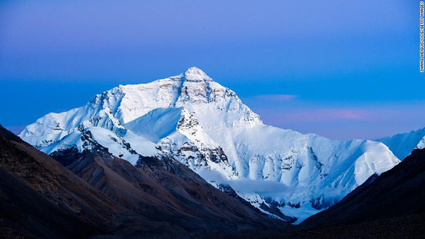 Đỉnh Everest mất đi lớp băng hình thành trong 2.000 năm trong chưa đầy 3 thập kỷ - Ảnh 1.