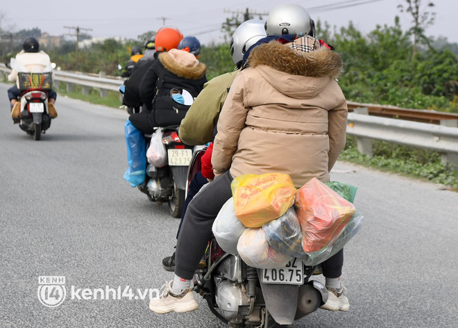 Ảnh: Mới mùng 4 Tết, người dân đã ùn ùn trở về Hà Nội, cao tốc Pháp Vân - Cầu Giẽ cửa ngõ phía Nam ùn tắc kéo dài - Ảnh 11.