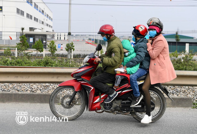 Ảnh: Mới mùng 4 Tết, người dân đã ùn ùn trở về Hà Nội, cao tốc Pháp Vân - Cầu Giẽ cửa ngõ phía Nam ùn tắc kéo dài - Ảnh 13.