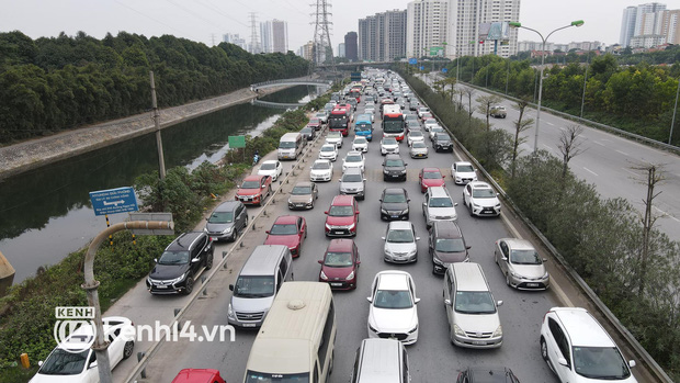 Ảnh: Mới mùng 4 Tết, người dân đã ùn ùn trở về Hà Nội, cao tốc Pháp Vân - Cầu Giẽ cửa ngõ phía Nam ùn tắc kéo dài - Ảnh 3.