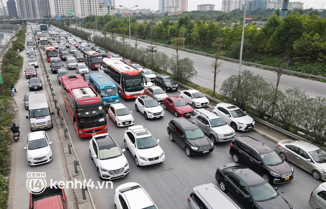 Ảnh: Mới mùng 4 Tết, người dân đã ùn ùn trở về Hà Nội, cao tốc Pháp Vân - Cầu Giẽ cửa ngõ phía Nam ùn tắc kéo dài - Ảnh 7.