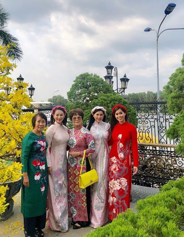 Gia đình rich kid Tiên Nguyễn diện áo dài: Mỗi năm một khác nhưng đỉnh nhất là màn diện lại áo cũ của doanh nhân Thủy Tiên - Ảnh 9.