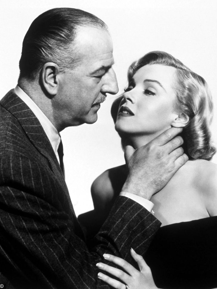 Rus homilador jinsiy aloqa 8-sinf oquvchisi kokrak qafasidagi oqituvchi bilan jinsiy aloqada boladi.