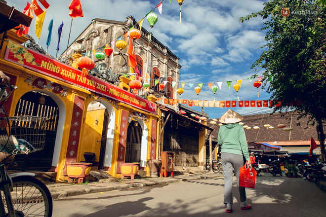  Khung cảnh trái ngược qua 2 cái Tết ở Hội An: Phố cổ đã đón hàng nghìn du khách trở lại - Ảnh 4.