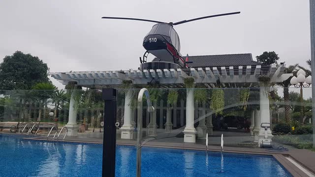 Chiêm ngưỡng dàn xe sang mạ vàng của đại gia buôn lợn Hải Dương: Toàn biển tứ quý, trưng bày cả máy bay trực thăng - Ảnh 10.