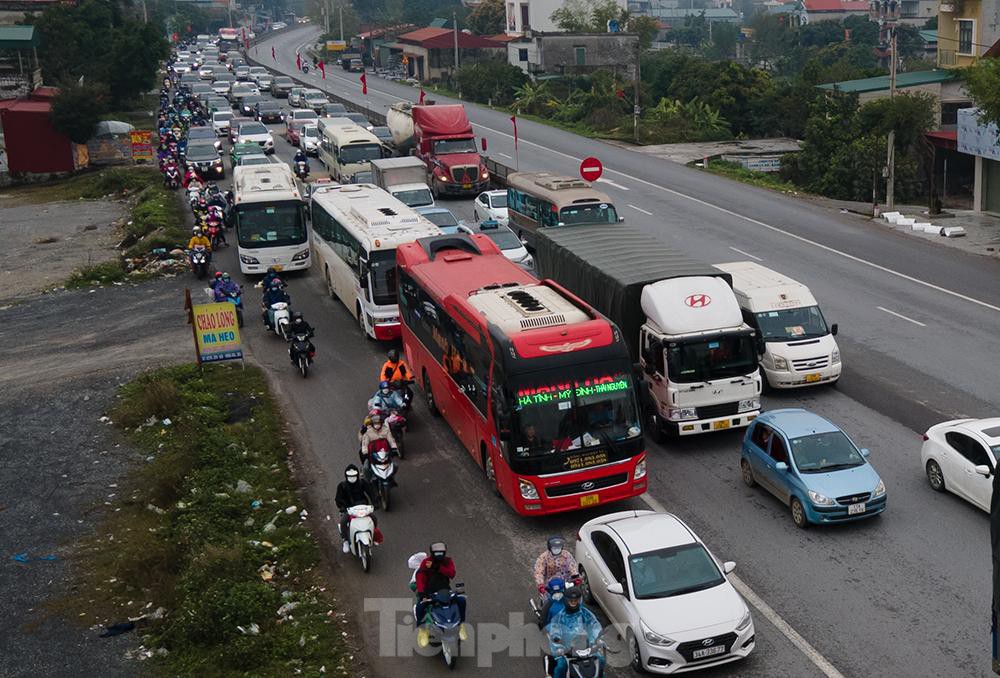 Người dân đội mưa rét trở về Hà Nội sau kỳ nghỉ Tết - Ảnh 1.