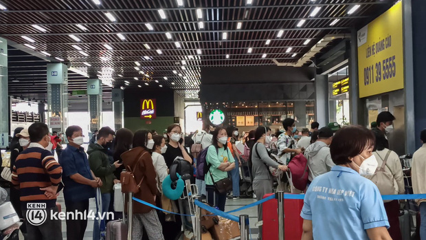  Ảnh, clip: Sân bay Tân Sơn Nhất đông nghẹt khách chiều mùng 7 Tết, nhiều người chờ hàng giờ để đón taxi - Ảnh 3.