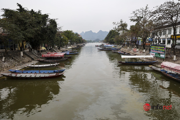  Chùa Hương đóng cửa phòng dịch, dòng người vẫn đổ về Đền Trình thắp hương rồi ra về - Ảnh 11.