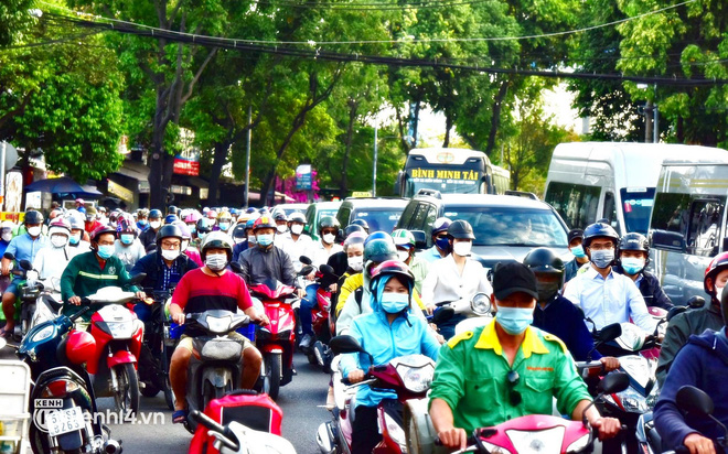  Ảnh: Nhiều tuyến phố Hà Nội, Sài Gòn ken đặc phương tiện trong ngày đầu đi làm sau kỳ nghỉ Tết Nguyên đán - Ảnh 13.