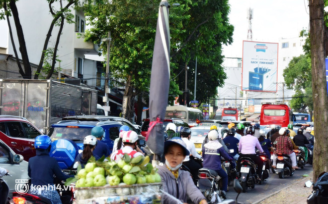  Ảnh: Nhiều tuyến phố Hà Nội, Sài Gòn ken đặc phương tiện trong ngày đầu đi làm sau kỳ nghỉ Tết Nguyên đán - Ảnh 14.