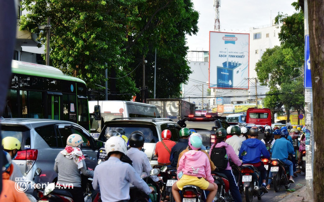  Ảnh: Nhiều tuyến phố Hà Nội, Sài Gòn ken đặc phương tiện trong ngày đầu đi làm sau kỳ nghỉ Tết Nguyên đán - Ảnh 15.