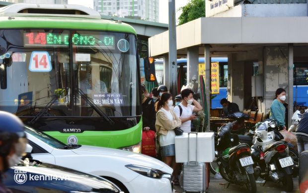  Ảnh: Nhiều tuyến phố Hà Nội, Sài Gòn ken đặc phương tiện trong ngày đầu đi làm sau kỳ nghỉ Tết Nguyên đán - Ảnh 16.